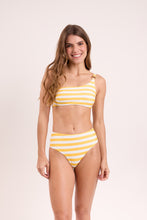 Laad de afbeelding in de Gallery-viewer, Model Front: Rio De Sol Bottom Bottom Sunshine Hotpants
