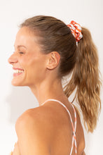 Laad de afbeelding in de Gallery-viewer, Model Front: Rio De Sol Hair Accessory Sahari Scrunchie