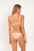 Laad de afbeelding in de Gallery-viewer, Model Back: Rio De Sol Top Top Sahari Alba
