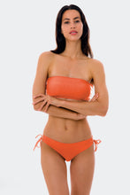 Laad de afbeelding in de Gallery-viewer, Model Front: Rio De Sol Top Top Light-Peach Bandeau-Reto