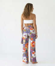 Laad de afbeelding in de Gallery-viewer, Model Back: Rio De Sol Beach Trousers Garden-Flower Pants Knot