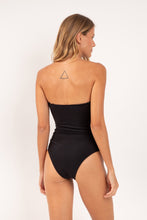 Laad de afbeelding in de Gallery-viewer, Model Back: Rio De Sol One-Piece Malibu-Black Sara-Op