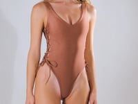 Laad en speel video af in Gallery-viewer, Video: Rio De Sol One-Piece Shimmer-Copper Zoe
