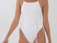 Laad en speel video af in Gallery-viewer, Video: Rio De Sol One-Piece Sand-White Adele