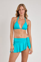 Laad de afbeelding in de Gallery-viewer, Model Front: Rio De Sol Beach Skirt Amb-Nannai Mini Skirt