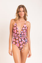 Laad de afbeelding in de Gallery-viewer, Model Front: Rio De Sol One-Piece Amore-Pink New Vegas
