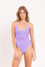 Laad de afbeelding in de Gallery-viewer, Model Front: Rio De Sol One-Piece Bora-Lavanda Hype