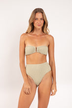 Laad de afbeelding in de Gallery-viewer, Model Front: Rio De Sol Bottom Bottom Brisa-Pistache Hotpants