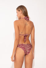 Laad de afbeelding in de Gallery-viewer, Model Back: Rio De Sol Bottom Bottom Dune Mel