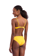 Laad de afbeelding in de Gallery-viewer, Model Back: Rio De Sol Bottom Bottom Malibu-Yellow Essential-Comfy