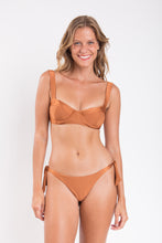 Laad de afbeelding in de Gallery-viewer, Model Front: Rio De Sol Bottom Bottom Nocciola Italy