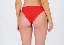 Laad de afbeelding in de Gallery-viewer, Model Back: Rio De Sol Bottom Bottom Rouge Essential-Comfy