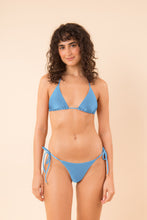 Laad de afbeelding in de Gallery-viewer, Model Front: Rio De Sol Bottom Bottom Shimmer-Baltic-Sea Cheeky-Tie