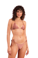Laad de afbeelding in de Gallery-viewer, Model Front: Rio De Sol Bottom Bottom Shimmer-Copper Cheeky-Tie