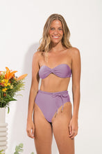 Laad de afbeelding in de Gallery-viewer, Model Front: Rio De Sol Bottom Bottom Shimmer-Harmonia Belted-High-Waist