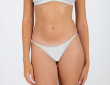 Laad de afbeelding in de Gallery-viewer, Model Front: Rio De Sol Bottom Bottom Shimmer-White California