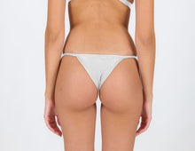 Laad de afbeelding in de Gallery-viewer, Model Back: Rio De Sol Bottom Bottom Shimmer-White California