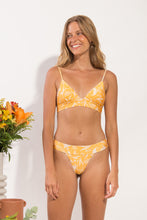 Laad de afbeelding in de Gallery-viewer, Model Front: Rio De Sol Bottom Bottom Sunny-Forest Rio-Cos