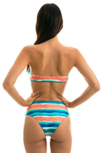 Laad de afbeelding in de Gallery-viewer, Model Back: Rio De Sol Bottom Bottom Upbeat Reto Hotpant