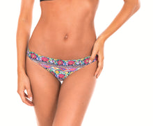 Laad de afbeelding in de Gallery-viewer, Model Front: Rio De Sol Bottom Calcinha Folk Strappy