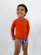 Laad de afbeelding in de Gallery-viewer, Model Front: Rio De Sol Rash Guard Calendula Rash-Guard Kids