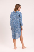 Laad de afbeelding in de Gallery-viewer, Model Back: Rio De Sol Shirtdress Chuva Chemise Gabriele