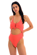 Laad de afbeelding in de Gallery-viewer, Model Front: Rio De Sol One-Piece Dots-Tabata Ivy Strap