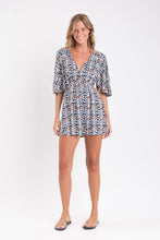 Laad de afbeelding in de Gallery-viewer, Model Front: Rio De Sol Mini Dress Ikat Mini Dress