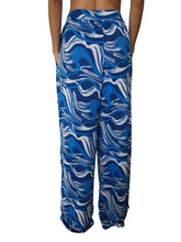 Laad de afbeelding in de Gallery-viewer, Model Back: Rio De Sol Beach Trousers Inagua Wide Pants