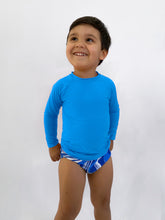 Laad de afbeelding in de Gallery-viewer, Model Front: Rio De Sol Rash Guard Jacinto Rash-Guard Kids