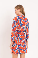 Laad de afbeelding in de Gallery-viewer, Model Back: Rio De Sol Shirtdress Leaves Chemise