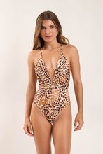 Laad de afbeelding in de Gallery-viewer, Model Front: Rio De Sol One-Piece Leopard New Vegas
