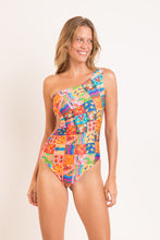Laad de afbeelding in de Gallery-viewer, Model Front: Rio De Sol One-Piece Love-Trip Maeve
