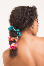 Laad de afbeelding in de Gallery-viewer, Image 04: Rio De Sol Hair Accessory Love-Trip Scrunchie