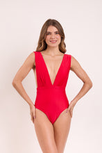 Laad de afbeelding in de Gallery-viewer, Model Front: Rio De Sol One-Piece Microfibra-Chic-Red Anne