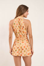 Laad de afbeelding in de Gallery-viewer, Model Back: Rio De Sol Mini Dress Mosaico Low Cut Dress