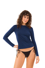 Laad de afbeelding in de Gallery-viewer, Model Front: Rio De Sol Top Navy Rash-Guard