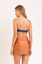 Laad de afbeelding in de Gallery-viewer, Model Back: Rio De Sol Beach Skirt Nocciola Skirt-Knot