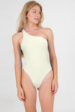 Laad de afbeelding in de Gallery-viewer, Model Front: Rio De Sol One-Piece Off-White Santorini