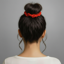 Laad de afbeelding in de Gallery-viewer, Model Back: Rio De Sol Hair Accessory Rouge Scrunchie