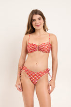 Laad de afbeelding in de Gallery-viewer, Model Front: Rio De Sol Set Set Floral-Scales Sara Lola