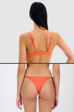 Laad de afbeelding in de Gallery-viewer, Model Back: Rio De Sol Set Set Light-Peach Mila Ibiza