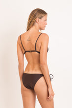 Laad de afbeelding in de Gallery-viewer, Model Back: Rio De Sol Set Set Shimmer-Coffee Tri-Fixo Ibiza-Comfy