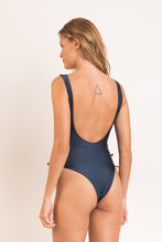 Laad de afbeelding in de Gallery-viewer, Model Back: Rio De Sol One-Piece Shark Zoe