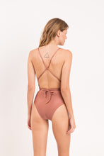 Laad de afbeelding in de Gallery-viewer, Model Back: Rio De Sol One-Piece Shimmer-Copper New Vegas