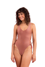 Laad de afbeelding in de Gallery-viewer, Model Front: Rio De Sol One-Piece Shimmer-Copper Zoe