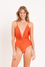 Laad de afbeelding in de Gallery-viewer, Model Front: Rio De Sol One-Piece Shimmer-Paprica New Vegas