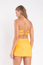Laad de afbeelding in de Gallery-viewer, Model Back: Rio De Sol Beach Skirt Solar Skirt-Knot