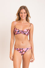 Laad de afbeelding in de Gallery-viewer, Model Front: Rio De Sol Top Top Amore-Pink Bandeau-Crispy