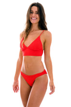 Laad de afbeelding in de Gallery-viewer, Model Front: Rio De Sol Top Top Cotele-Tomate Tri-Tank